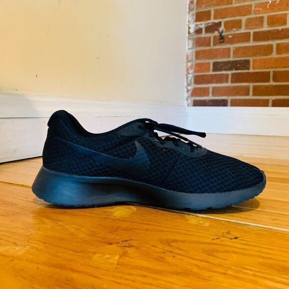 Size 9.5 - Nike Tanjun Black - 812654-001 - Picture 4 of 14